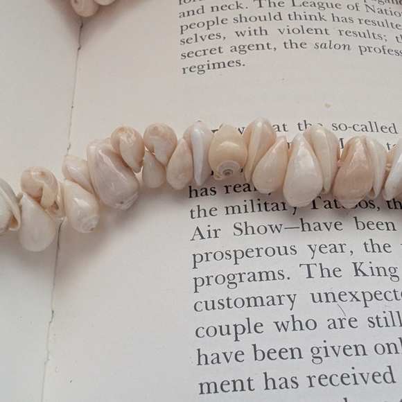 Elegant Cream Beaded Shell Necklace - Picture 6 of 9